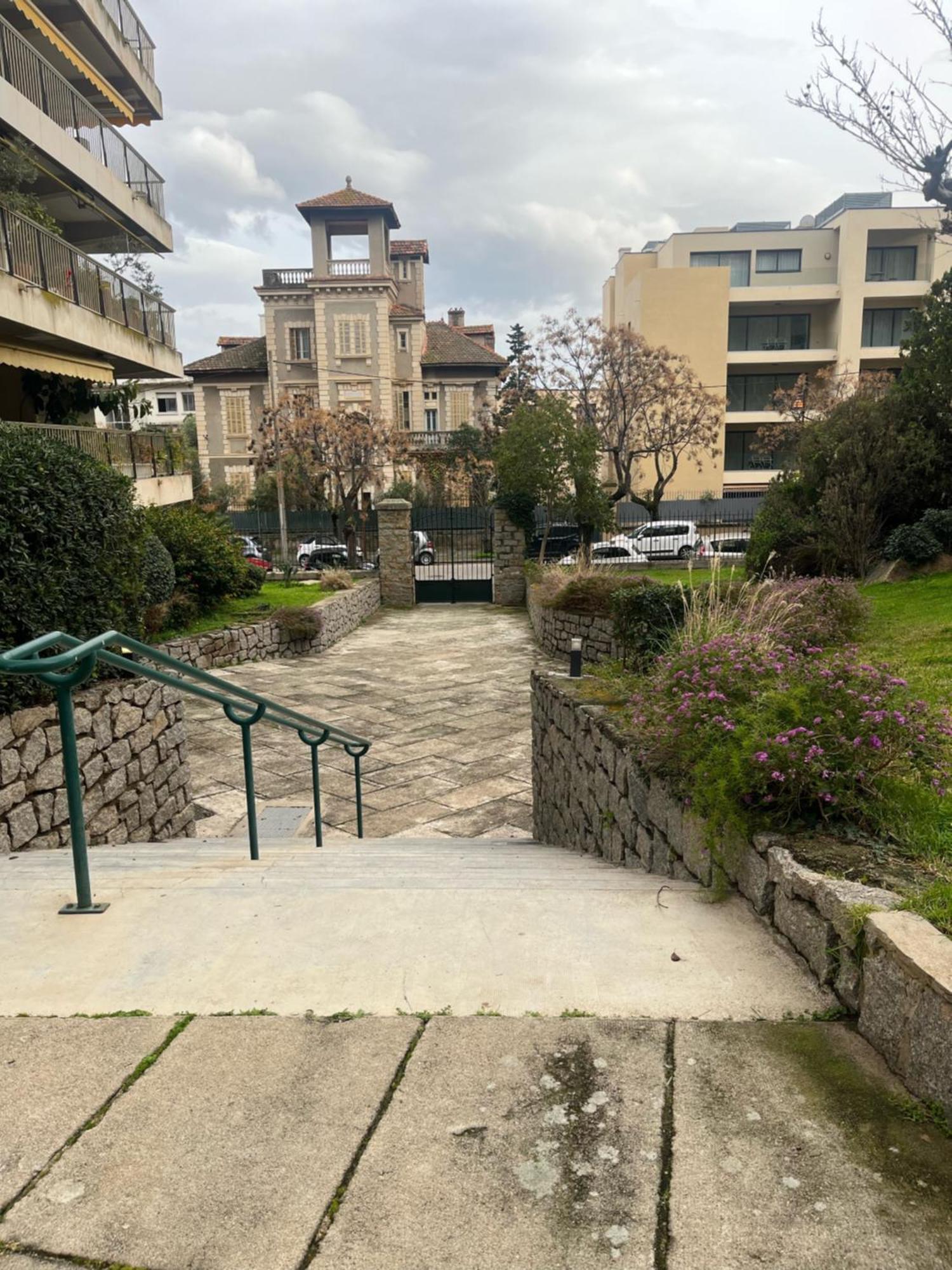Appartement Douillet En Ville Αζάτσιο Εξωτερικό φωτογραφία